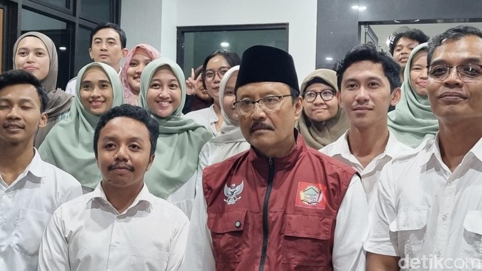Menteri Sosial (Mensos) RI, Saifullah Yusuf saat mengunjungi Sekolah Rakyat Menengah Atas (SRMA) 19 di Sonosewu, Kasihan, Bantul, Rabu (16/7/2025) malam.