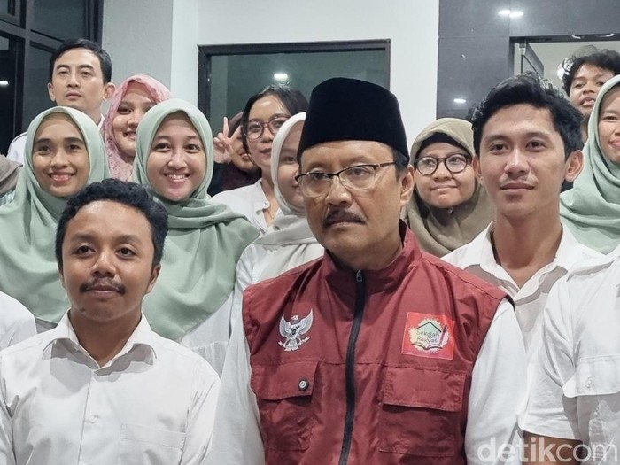 Menteri Sosial (Mensos) RI, Saifullah Yusuf saat mengunjungi Sekolah Rakyat Menengah Atas (SRMA) 19 di Sonosewu, Kasihan, Bantul, Rabu (16/7/2025) malam.