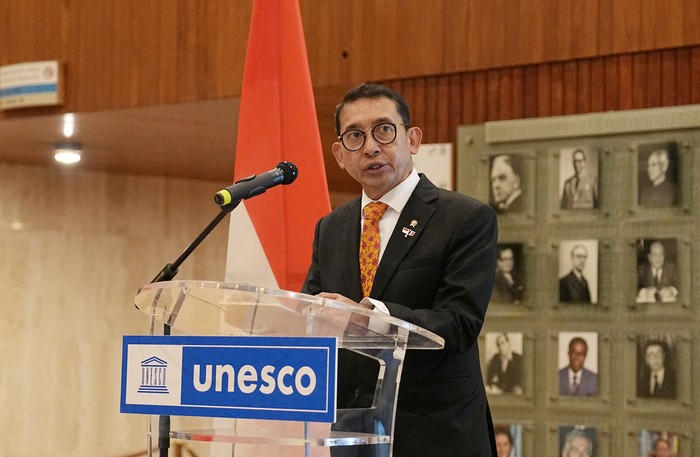 Menteri Kebudayaan Republik Indonesia, Fadli Zon menyerahkan empat kain Wastra Nusantara kepada UNESCO di markas besar organisasi tersebut di Paris, Prancis.
