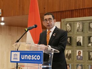 Lestarikan Budaya RI, Menbud Serahkan 4 Kain Wastra Nusantara ke UNESCO