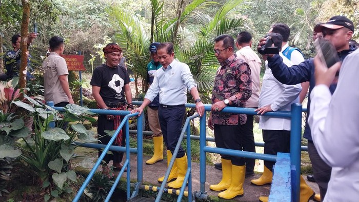 Menteri LH Hanif Faisol Nurofiq meninjau hulu atau titik nol Sungai Bratas, yakni Arboretum Sumber Brantas di Kota Batu.