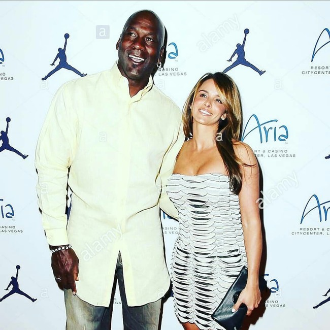 Legenda basket Michael Jordan dan Yvette Prieto menikah pada 2013 di Palm Beach, Florida, dengan mengundang 300 tamu. Setelah pemberkatan di gereja Church of Bethesda-by-the-Sea, keduanya melanjutkan dengan resepsi di Bear’s Club. Untuk melangsungkan pernikahan mewah ini, dana yang dikeluarkan mencapai US$13,8 juta atau sekitar Rp 224 miliar. Foto: Instagram/@yvette_prieto