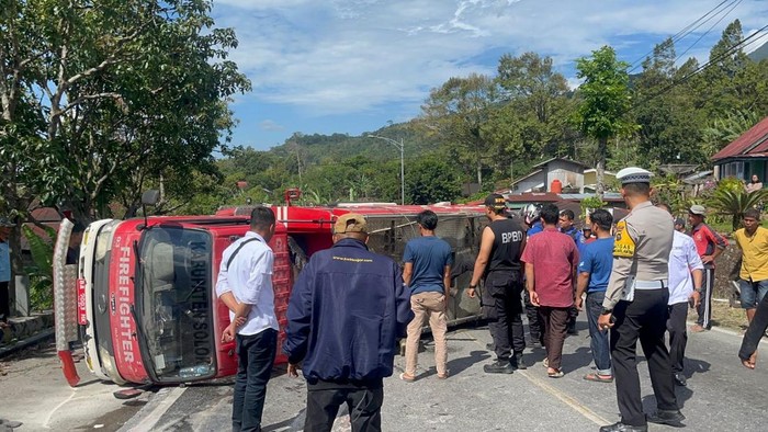Mobil damkar di Solok terbalik. (Foto: Istimewa).