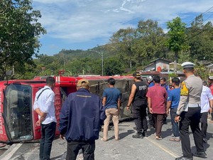 Mobil Damkar Solok Terbalik saat Menuju Lokasi Kebakaran, 5 Petugas Luka