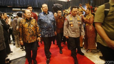 Momen Chairul Tanjung-Kapolri Hadiri Malam Puncak Hoegeng Awards 2025