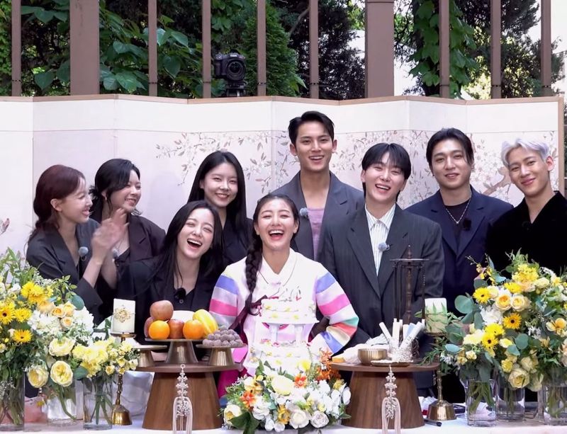 Momen perayaan anniversary Jihyo TWICE ke-20 di JYP Entertainment.