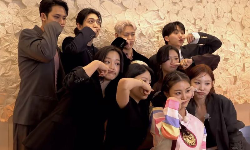 Momen perayaan anniversary Jihyo TWICE ke-20 di JYP Entertainment.