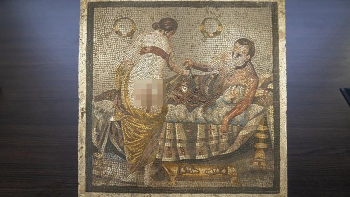 Mosaik Erotis Pompeii Kembali Setelah 80 Tahun Dicuri Nazi An ancient Roman mosaic depicting a half-naked couple is installed at the Pompeii Archaeological Park in Italy, in this handout released July 15, 2025. The artwork was recently returned to Pompeii, more than 80 years after it was stolen by a Nazi officer during World War II. Pompeii Archaeological Park/Ministry of Culture/Handout via REUTERS. THIS IMAGE HAS BEEN SUPPLIED BY A THIRD PARTY. NO RESALES. NO ARCHIVES.