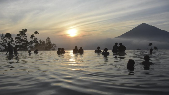 Nikmatnya Berendam Air Hangat Saat Sunrise di Tepas Papandayan Garut Pengunjung berenang di kolam renang air hangat alami saat menikmati sunrise Gunung Cikuray di Agrowisata Tepas Papandayan, Desa Karamatwangi, Kecamatan Cisurupan, Kabupaten Garut, Jawa Barat, Rabu (16/7/2025). Agrowisata Tepas Papandayan yang dibangun pada tahun 2019, oleh Pemerintah Desa dan dikelola Badan Usaha Milik Desa (BUMDes) Keramat Jaya itu, mendapatkan omset Pendapatan Asli Desa (PAD) sebesar Rp100 juta-Rp150 juta per tahun. ANTARA FOTO/Adeng Bustomi/foc.