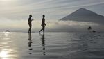 Nikmatnya Berendam Air Hangat Saat Sunrise di Tepas Papandayan Garut