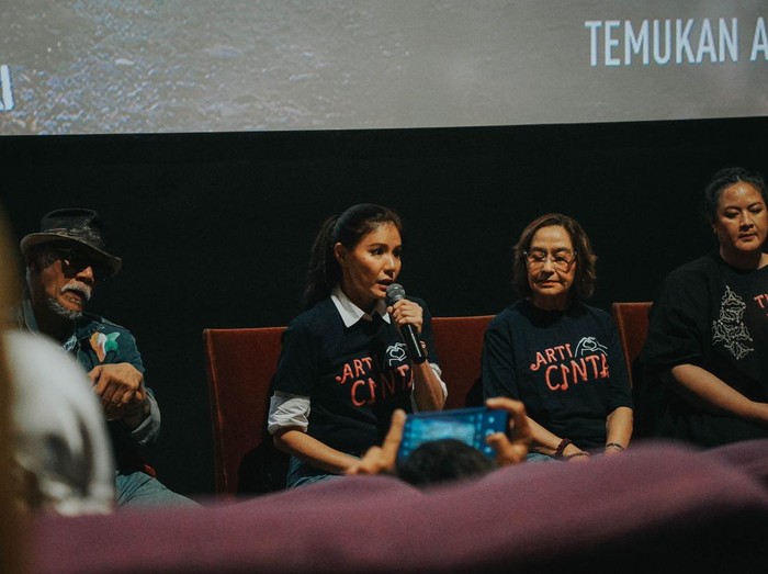 Olga Lydia memproduksi film Arti Cinta, mengajak penonton merenungkan makna cinta.