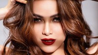 Riasan hasil tangan MUA Marlene Hariman menampilkan nuansa bold, dengan lipstik merah menyala dan pulasan eyeshadow yang tajam. (Foto: Instagram/@riomotret)