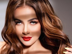 Rambut panjang Olla Ramlan ditata oleh @arlynhairdo dengan daya loose waves dengan kesan seksi. (Foto: Instagram/@riomotret)