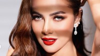 Perhiasan cincin dan anting menambah nuansa glamornya gaya Olla Ramlan. (Foto: Instagram/@riomotret)