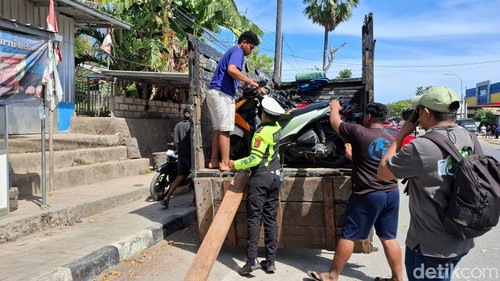 Polisi saat melakukan Operasi Patuh Turangga 2025 di Jalan Timor Raya Kilometer (7), Kelurahan Oesapa Barat, Kecamatan Kelapa Lima, Kota Kupang, NTT, Rabu (16/7/2025).