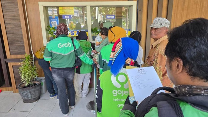 Para ojol sedang memanfaatkan program pemutihan pajak di Jatim