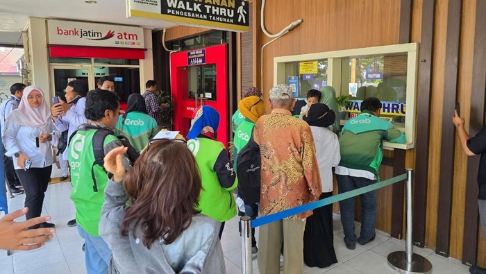 Para ojol sedang memanfaatkan program pemutihan pajak di Jatim