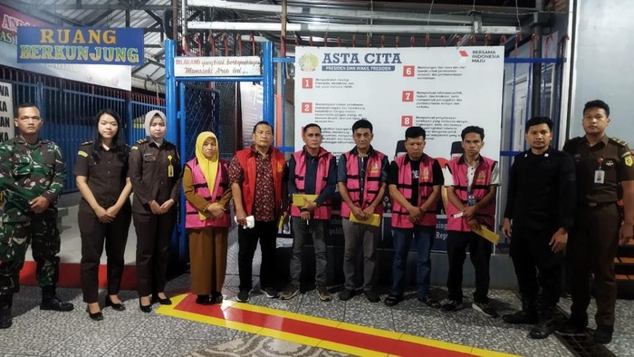 Para tersangka korupsi renovasi Puskesmas di Kabupaten Labuhanbatu ditahan oleh Kejari Labuhanbatu. (Foto: Dok. Kejari Labuhanbatu)