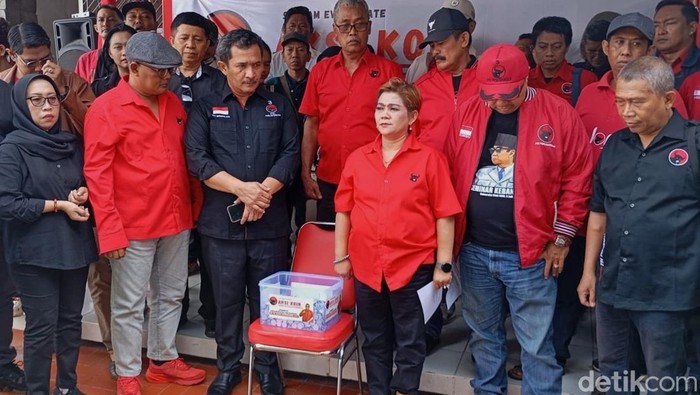 Aksi saweran koin di Kantor DPC PDIP Kota Jogja, Rabu (16/7/2025).