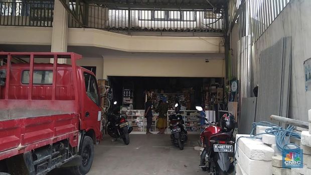 Pedagang toko bahan bangunan mulai resah dengan sepinya pembeli beberapa waktu kebelakang, di mana hal ini membuat penjualan bahan bangunan turun drastis. (CNBC Indonesia/Chandra)