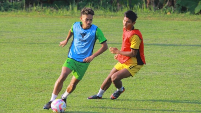Pemain muda PSIS, Ayzah Madilesa (rompi biru) dalam sesi latihan.
