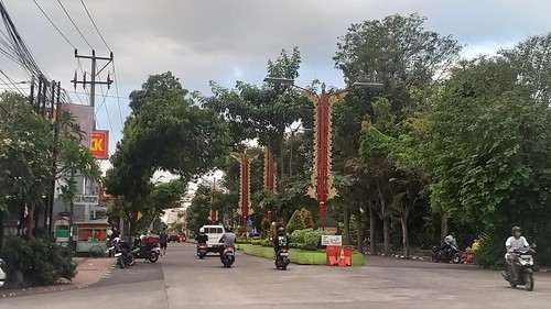 Pemasangan PJUTS di sepanjang Jalan Udayana, Singaraja, Rabu (16/7/2025) (Wijaya Kusuma/detikBali)