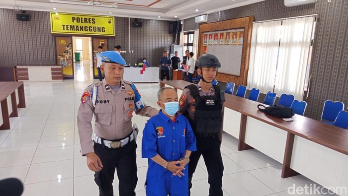 Eks kades berinisial SDR (56) saat diamankan Polres Temanggung, Rabu (16/7/2025). SDR ditangkap karena membacok istrinya yang sedang memasak.