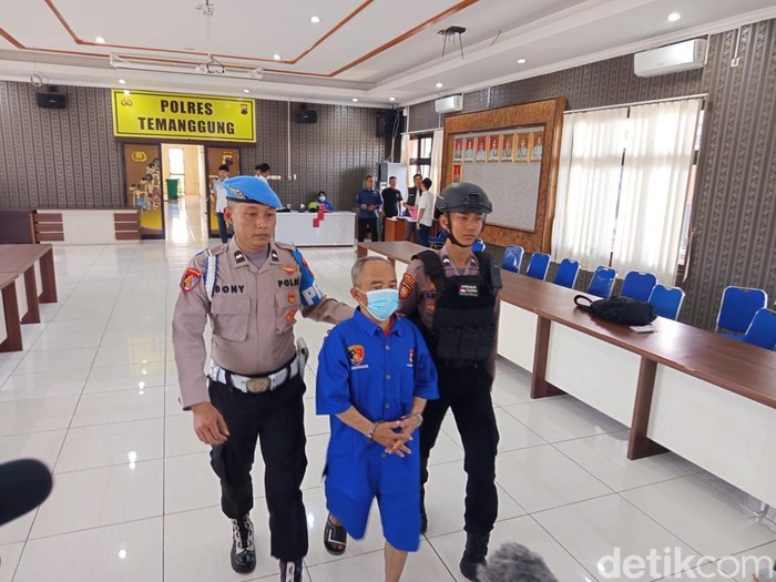 Eks kades berinisial SDR (56) saat diamankan Polres Temanggung, Rabu (16/7/2025). SDR ditangkap karena membacok istrinya yang sedang memasak.