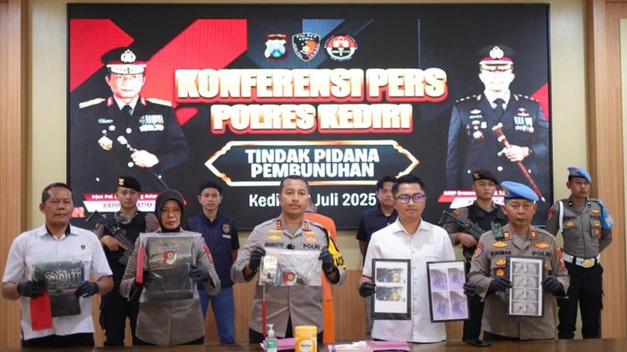 Kapolres Kediri AKBP Bramastyo Priaji saat memimpin jumpa pers kasus pembunuhan Huda terhadap kekasihnya