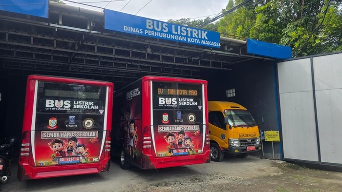 Pemkot Makassar mengoperasikan bus sekolah gratis.