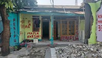 Penghancuran 2 unit kontrakan tersebut juga menguak aksi licik Karsih yang disebut telah menjerat korban sejak 2023. Sejak awal Juli, banyak pembeli kontrakan milik Karsih berdatangan dan menyadari bahwa mereka bukan pemilik satu-satunya bangunan tipe 35 tersebut. Ada sekitar 62 orang yang mengklaim kepemilikannya.