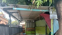 Selain bangunan, halaman samping 6 kontrakan tersebut pun menjadi sasaran amarah korban. Terdapat beberapa kata di dindingnya yang ditulis dengan cat merah.