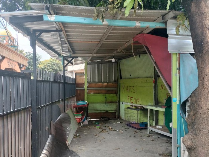 Penampakan halaman samping kontrakan milik Karsih, pelaku dugaan penipuan kontrakan fiktif di Bekasi.