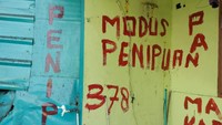 Saat ini, dinding luar kedua rumah Karsih penuh dengan coretan vandalisme dari para korban.