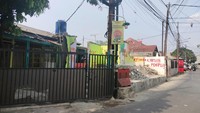 Lokasi kontrakan fiktif tersebut berada di kawasan Kampung Pulo Gede RT 04/11, Jakasampurna, Bekasi Barat, Kota Bekasi. Di sebidang tanah seluas 250 meter persegi ini berdiri 6 unit kontrakan ukuran 35 meter persegi. Letaknya tepat di pinggir jalan dan di depan Masjid Nurul Iman.