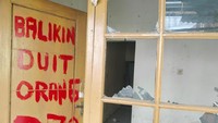 Para korban berkumpul di kontrakan tersebut pada Senin (14/7/2025) dan meluapkan amarah dengan merusak 2 rumah Karsih yang sudah kosong dan terkunci. Mereka memecahkan kaca dan menulis tuntutan pengembalian uang yang dibawa kabur Karsih.