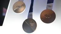 Sisi depan medali menampilkan logo Olimpiade atau Paralimpiade, sedangkan sisi baliknya menampilkan lambang resmi Milano Cortina 2026 serta detail cabang olahraga dan lokasi. (REUTERS/Alberto Lingria)  