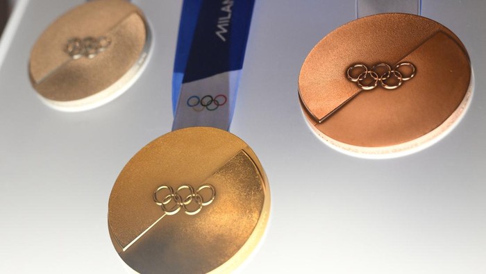 Penampakan Medali Olimpiade Musim Dingin 2026, Desain Dua Belahan Olympics - 2026 Milano Cortina Winter Olympics medals unveiled - Palazzo Balbi, Venice, Italy - July 15, 2025 2026 Milano Cortina President, Giovanni Malago, Italy Deputy Prime Minister Matteo Salvini, President of Lombardy Region, Attilio Fontana, President of Veneto Region, Luca Zaia and Former Italy swimmer Federica Pellegrini during the unveiling of the Milano Cortina Winter Olympics medals REUTERS/Alberto Lingria