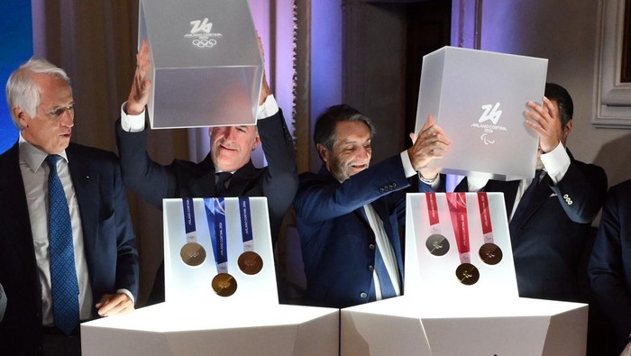 Penampakan Medali Olimpiade Musim Dingin 2026, Desain Dua Belahan Olympics - 2026 Milano Cortina Winter Olympics medals unveiled - Palazzo Balbi, Venice, Italy - July 15, 2025 2026 Milano Cortina President, Giovanni Malago, Italy Deputy Prime Minister Matteo Salvini, President of Lombardy Region, Attilio Fontana, President of Veneto Region, Luca Zaia and Former Italy swimmer Federica Pellegrini during the unveiling of the Milano Cortina Winter Olympics medals REUTERS/Alberto Lingria