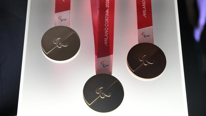 Olympics - 2026 Milano Cortina Winter Olympics medals unveiled - Palazzo Balbi, Venice, Italy - July 15, 2025 2026 Milano Cortina President, Giovanni Malago, Italy Deputy Prime Minister Matteo Salvini, President of Lombardy Region, Attilio Fontana, President of Veneto Region, Luca Zaia and Former Italy swimmer Federica Pellegrini during the unveiling of the Milano Cortina Winter Olympics medals REUTERS/Alberto Lingria
