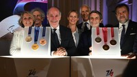 Presiden Milano Cortina 2026 Giovanni Malago, Wakil Perdana Menteri Italia Matteo Salvini, Presiden Region Lombardia Attilio Fontana, Presiden Region Veneto Luca Zaia, dan mantan perenang Italia Federica Pellegrini menghadiri peluncuran medali Olimpiade Musim Dingin Milano Cortina 2026 di Palazzo Balbi, Venesia, Italia, Selasa (15/7/2025). (REUTERS/Alberto Lingria)  