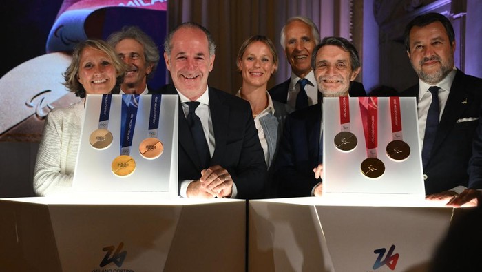 Penampakan Medali Olimpiade Musim Dingin 2026, Desain Dua Belahan Olympics - 2026 Milano Cortina Winter Olympics medals unveiled - Palazzo Balbi, Venice, Italy - July 15, 2025 2026 Milano Cortina President, Giovanni Malago, Italy Deputy Prime Minister Matteo Salvini, President of Lombardy Region, Attilio Fontana, President of Veneto Region, Luca Zaia and Former Italy swimmer Federica Pellegrini during the unveiling of the Milano Cortina Winter Olympics medals REUTERS/Alberto Lingria