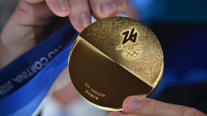 Penampakan Medali Olimpiade Musim Dingin 2026, Desain Dua Belahan Olympics - 2026 Milano Cortina Winter Olympics medals unveiled - Palazzo Balbi, Venice, Italy - July 15, 2025 2026 Milano Cortina President, Giovanni Malago, Italy Deputy Prime Minister Matteo Salvini, President of Lombardy Region, Attilio Fontana, President of Veneto Region, Luca Zaia and Former Italy swimmer Federica Pellegrini during the unveiling of the Milano Cortina Winter Olympics medals REUTERS/Alberto Lingria