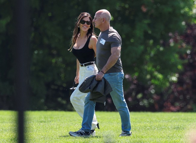 Selama lebih dari satu dekade, Jeff Bezos dikenal dengan ciri khas kepala plontosnya. Namun ciri khas tersebut mulai ditinggalkannya setelah menikah dengan Lauren Sanchez. (Foto: REUTERS/Brendan McDermid)
