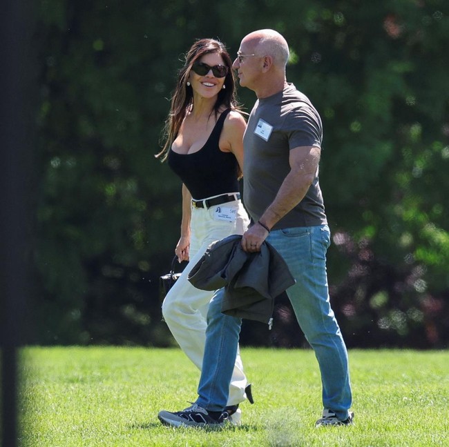 Foto: Penampilan Baru Jeff Bezos Setelah Menikah, Tak Botak Lagi
