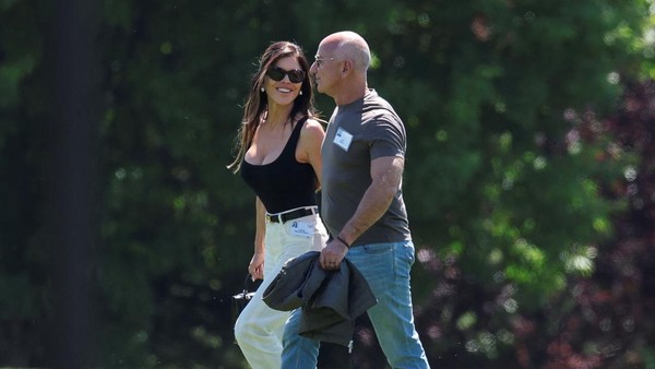 Foto: Penampilan Baru Jeff Bezos Setelah Menikah, Tak Botak Lagi