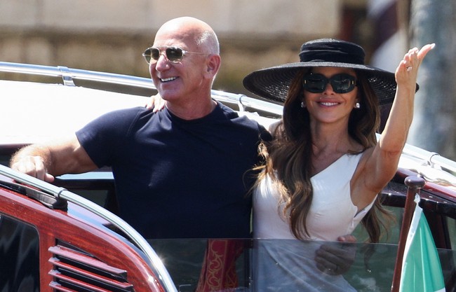 “Jeff sangat berdedikasi dengan latihan fisiknya,” ujar Laura Sanchez saat itu. “Kamu tidak akan percaya seberapa keras dia berlatih.” Dalam wawancara berbeda dengan Vogue pada November 2023, ia menambahkan bahwa Bezos memiliki pendekatan holistik terhadap kesehatan. Selain rajin berolahraga, Jeff Bezos juga disiplin dalam menjaga kualitas tidurnya. Mereka bahkan memiliki kebiasaan tidur pukul 21.30 setelah menonton televisi bersama. (Foto: REUTERS/Guglielmo Mangiapane)