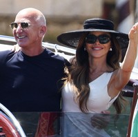 “Jeff sangat berdedikasi dengan latihan fisiknya,” ujar Laura Sanchez saat itu. “Kamu tidak akan percaya seberapa keras dia berlatih.” Dalam wawancara berbeda dengan Vogue pada November 2023, ia menambahkan bahwa Bezos memiliki pendekatan holistik terhadap kesehatan. Selain rajin berolahraga, Jeff Bezos juga disiplin dalam menjaga kualitas tidurnya. Mereka bahkan memiliki kebiasaan tidur pukul 21.30 setelah menonton televisi bersama. (Foto: REUTERS/Guglielmo Mangiapane)