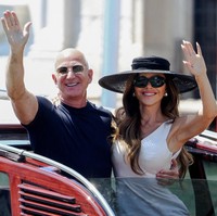 Perubahan fisik Bezos ini juga mengikuti perbincangan publik yang telah berlangsung dalam beberapa tahun terakhir, termasuk soal rutinitas kebugarannya. Dalam wawancara bersama The Wall Street Journal pada Desember 2023, Lauren Sánchez mengungkap bahwa mereka rutin berolahraga bersama. “Dia mencuri pelatih saya!” ujar Sánchez soal Wes Okerson, pelatih pribadi yang juga pernah bekerja dengan Tom Cruise, Katie Holmes, Gerard Butler, dan Isla Fisher. (Foto: REUTERS/Guglielmo Mangiapane)
