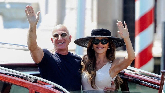 Amazon founder Jeff Bezos and his wife Lauren Sanchez Bezos leave the Aman Venice hotel, in Venice, Italy, June 29, 2025. REUTERS/Guglielmo Mangiapane     TPX IMAGES OF THE DAY